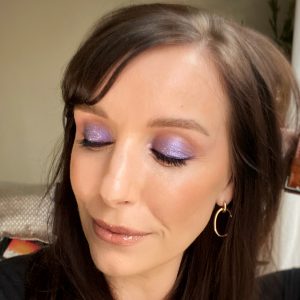 A party eye makeup using blue glitters from Huda Beauty. A fair skinned, brunette woman wears a smokey eye with pretty blue sparkly eyeshadow.