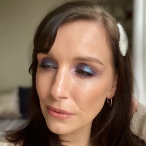 Party makeup looks using the Huda Beauty Mercury Retrograde palette! A glitter, smokey eyeshadow, mermaid, worn by a fair skinned brunette woman.