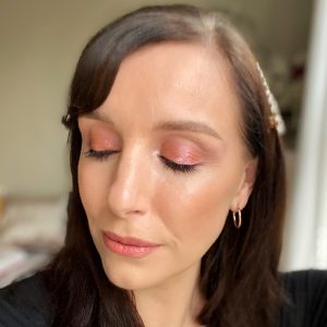 Simple glitter eye makeup from Huda Beauty Mercury Retrograde eyeshadow palette. Worn on a fair skinned woman with brunette hair.