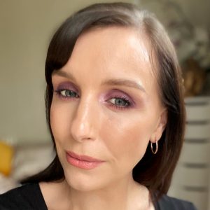 Christmas party makeup looks from Huda Beauty Mercury Retrograde eyeshadow palette. A purple, matte smokey eye worn on a fair skinned woman with brunette hair.