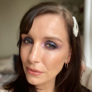 Christmas party makeup inspiration! Glitter smokey eyeshadow from the Huda Beauty palette worn on a fair skinned brunette woman.
