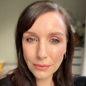 Pretty pink duo chrome eyeshadow from the Huda Beauty Mercury Retrograde palette, perfect for party makeup inspiration.