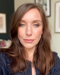 Amy, a north east beauty blogger and makeup artist wears Lisa Eldridge gloss embrace lip gloss in 'Muse'