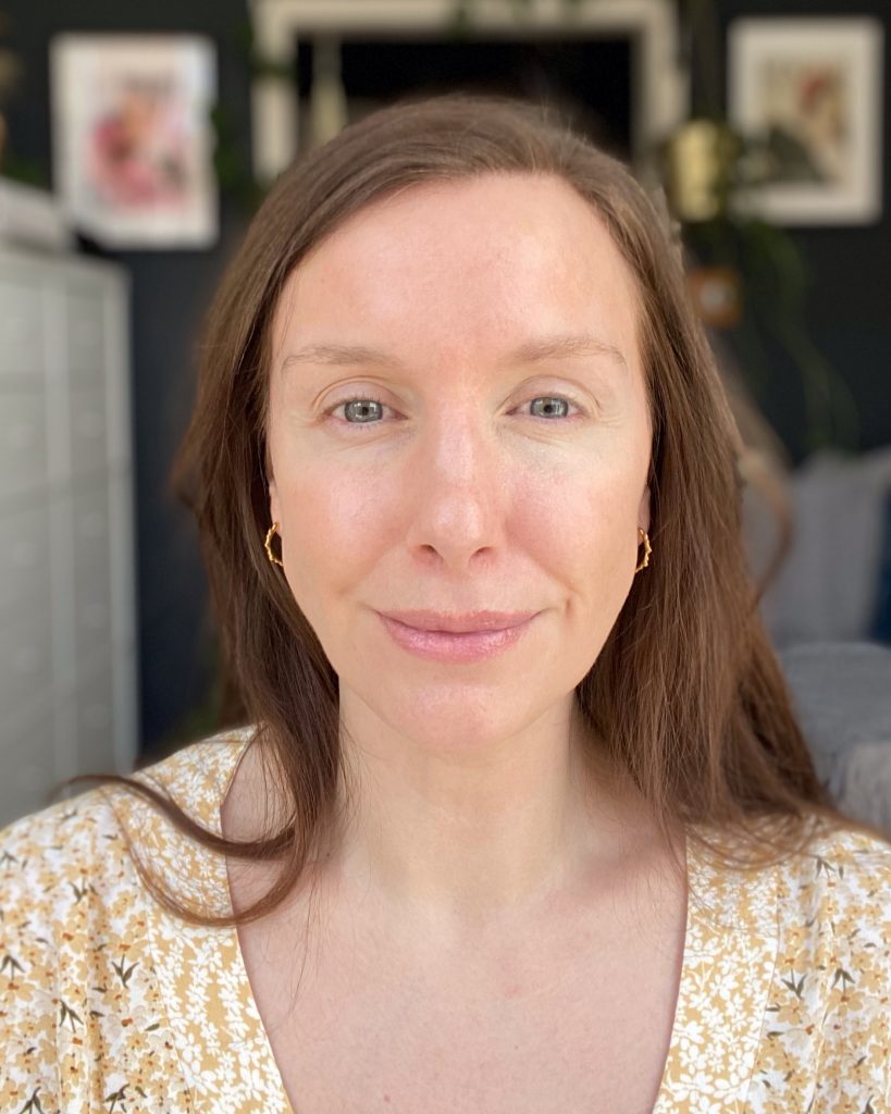 Amy wears Fenty Beauty Bright Fix in Seashell on both eyes