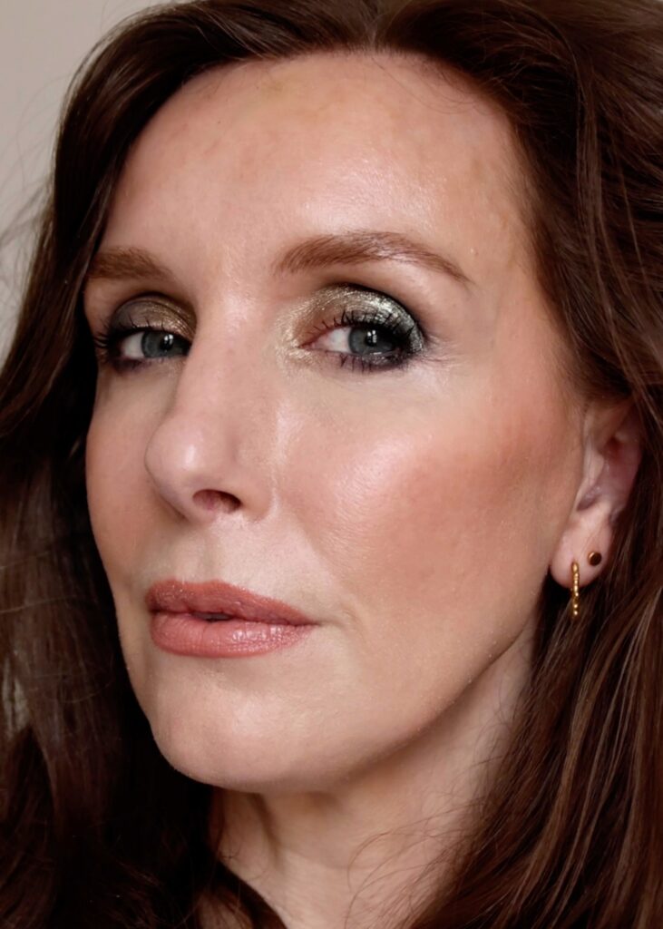 Amy has a complete makeup look to show the effect of the highlighter